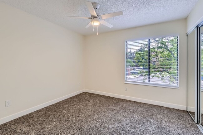 Building Photo - Bright & Updated 2-Bedroom Townhome with Bonus Basement Space in Lakewood!