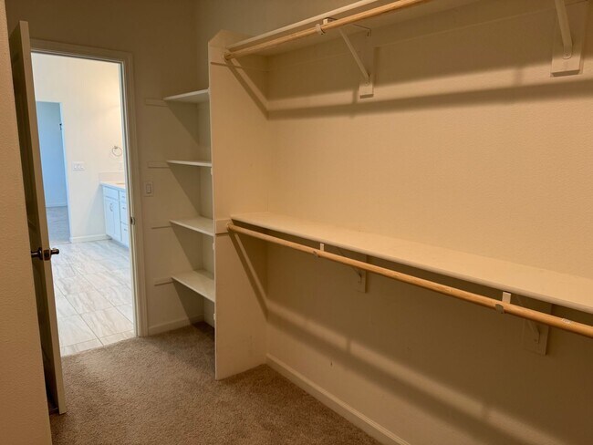 Building Photo - Beautiful 5 Bedroom, 3 Bathroom, 2800 Sqft...