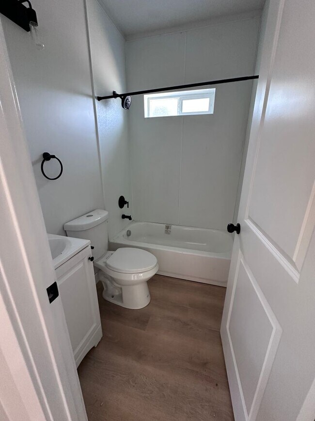 Building Photo - 2 bedroom upstairs apartment in quiet neig...
