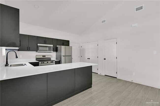 Building Photo - 23 Robin Rd