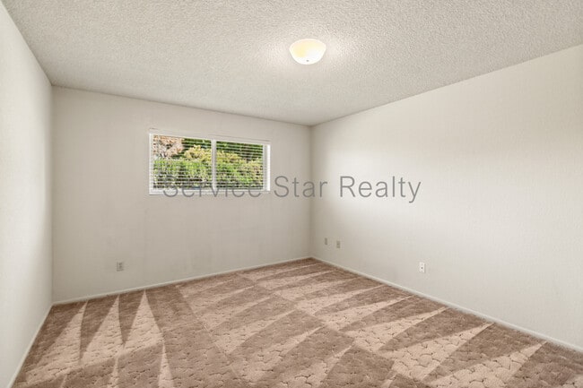 Building Photo - 4938 E Earll Dr