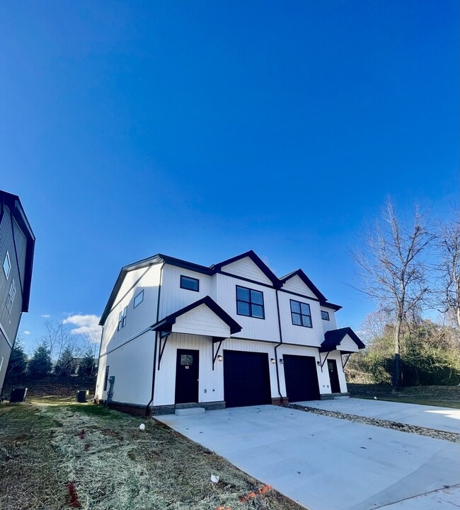 Building Photo - 165 Independence Ln