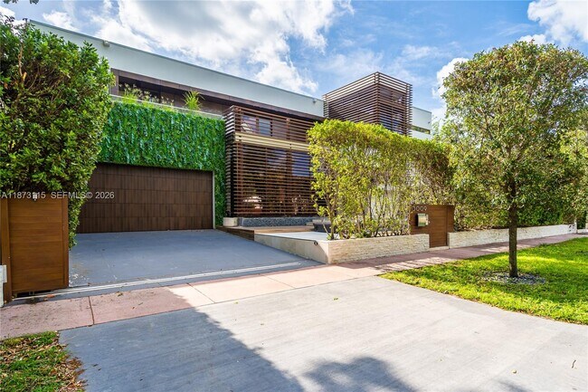 Building Photo - 3009 Pine Tree Dr