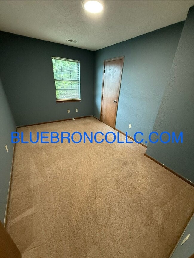 Building Photo - This one will go fast, marvelous 3 bedroom...