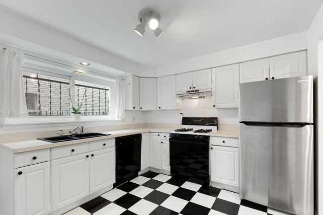 Building Photo - 7070 N Ridge Blvd