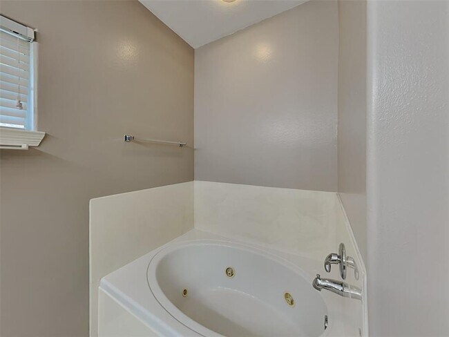 Building Photo - 2865 Westhollow Dr