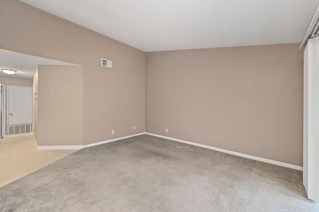 Building Photo - 2Bd/2Bth Condo, hardwood floor, balcony, top floor