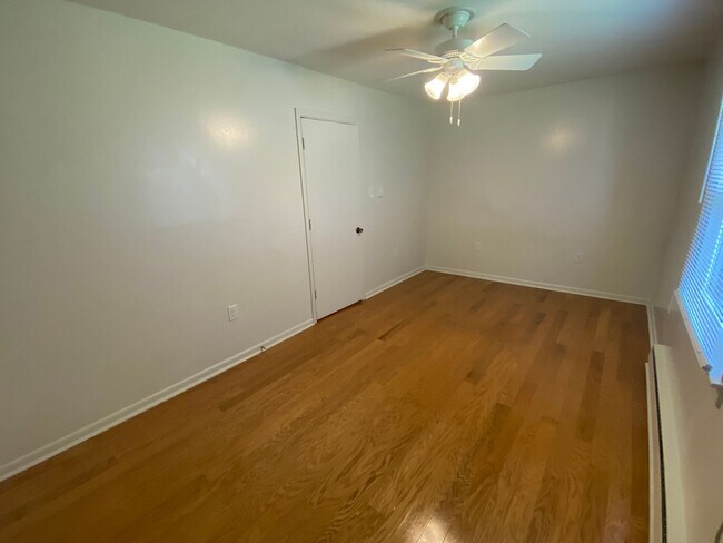 Building Photo - Lovely 1 Bedroom Apartment Near Duke West and Hospital