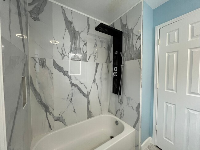 Building Photo - 20702 Settlers Lake Cir N