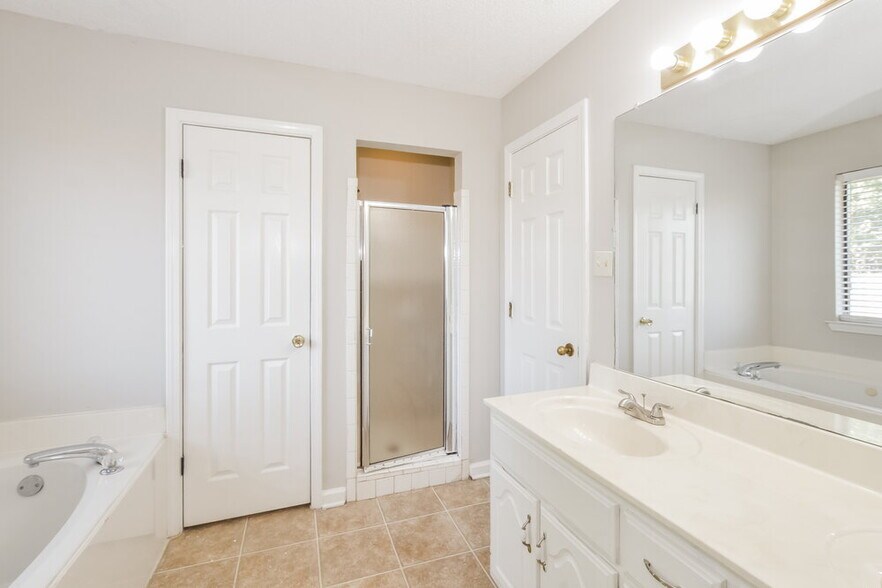 Building Photo - 6690 Autumn Wood Cove