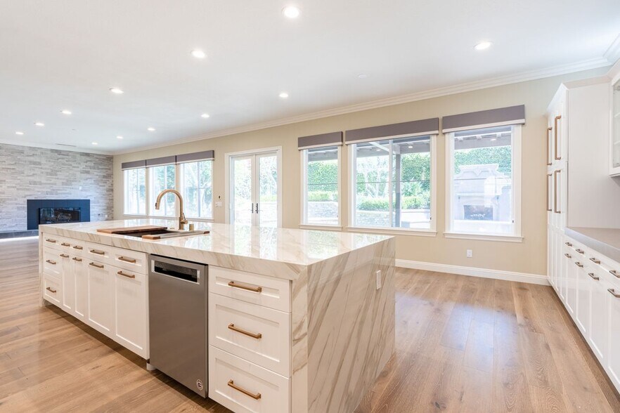 Building Photo - 6 Heather