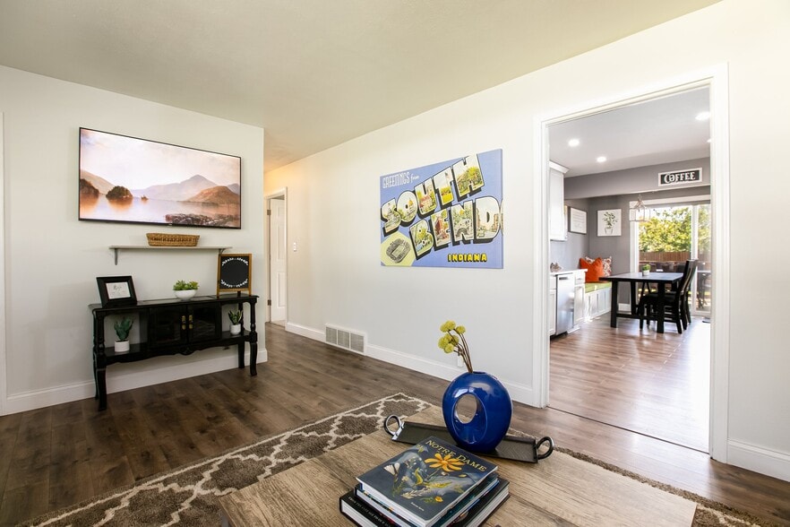 Living room #2 - 1536 Gordon Dr