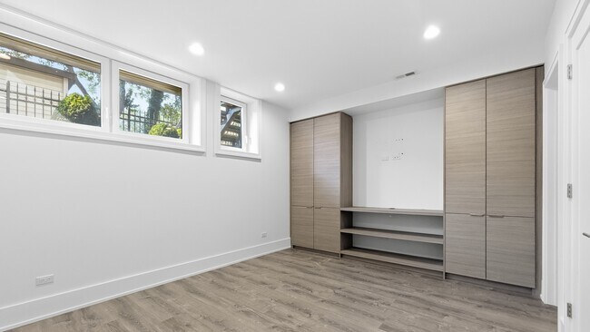 Building Photo - 6227 S Ellis Ave