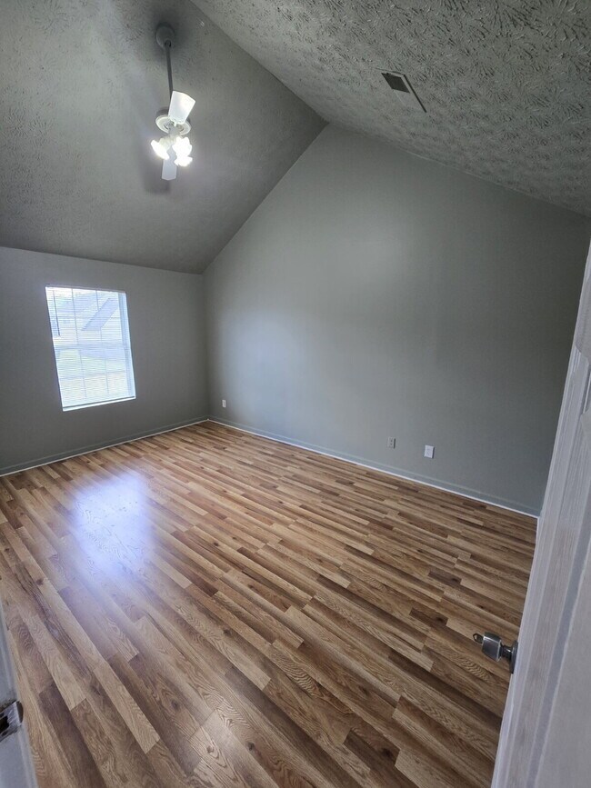 Building Photo - "Charming 4-Bed, 3-Bath Home with 1,500 Sq...