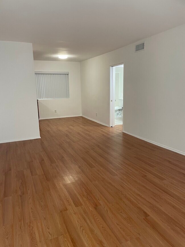 Building Photo - 1520 Venice Blvd