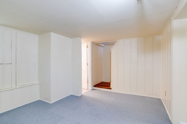 Building Photo - Charming End-Unit Townhome