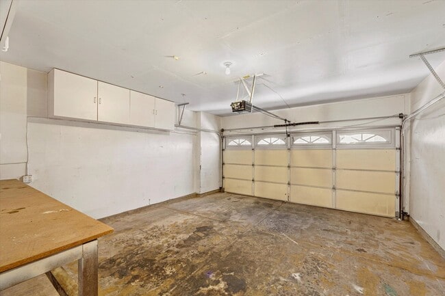 Building Photo - Centrally located Townhome/Fenced Yard