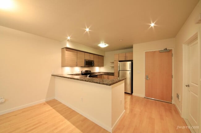 Building Photo - 329 Bay St