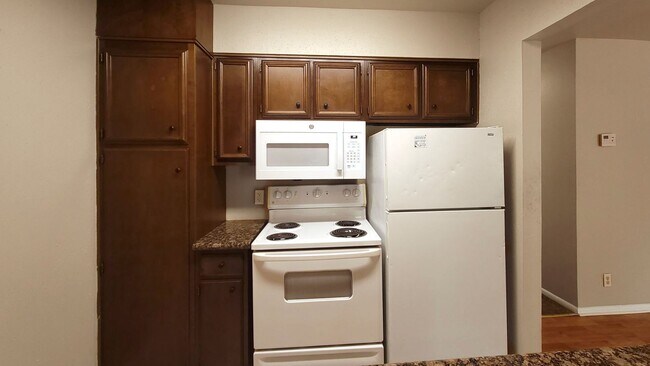 Building Photo - 8702 Village Dr