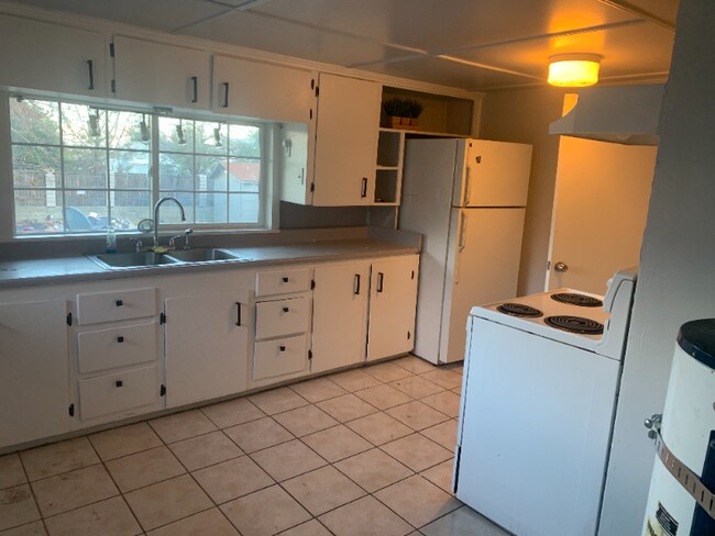 Building Photo - 1129 Magnolia Ave