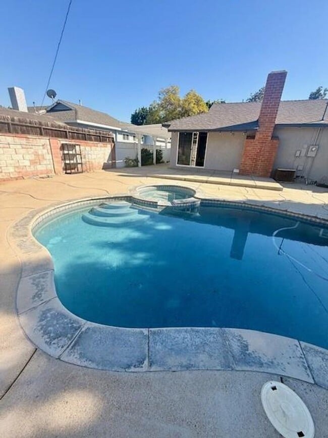 Building Photo - FULLERTON Single-Story POOL Home 4bed/2bath