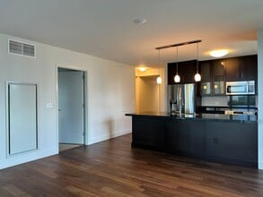 Building Photo - Waihonua at Kewalo 3BR/2BA/2PK