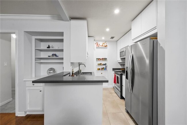 Building Photo - 25108 Plantation Dr NE