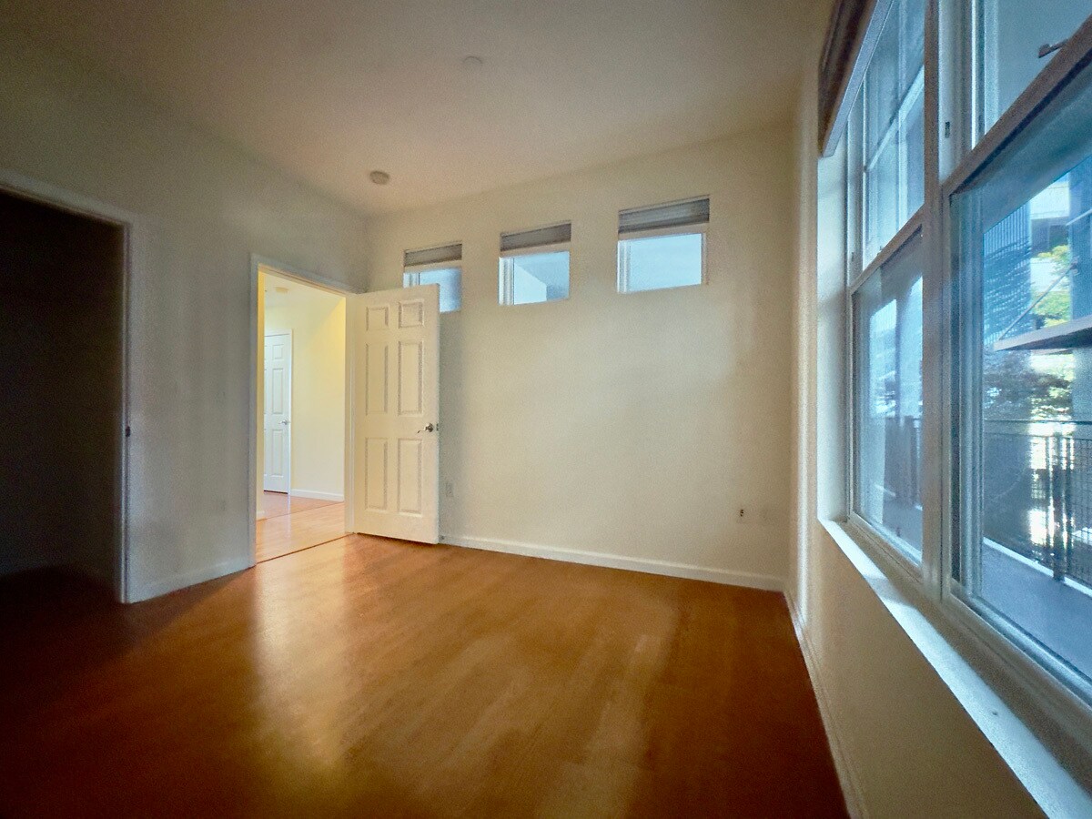 Building Photo - 1121 40th St