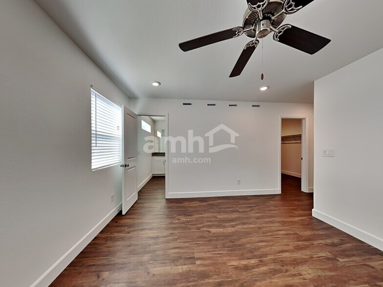 Building Photo - 10413 Medusita St