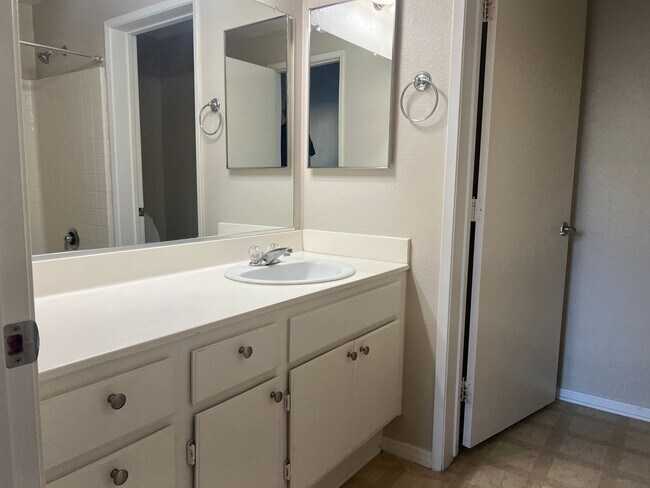 Building Photo - Great 2-bedroom 2 bath condo with A/C, 1 car garage and additional