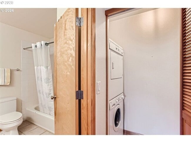 Building Photo - Modern Waterfront Living at The McCormick Pier! Call TODAY to schedule a tour! 503-664-4101