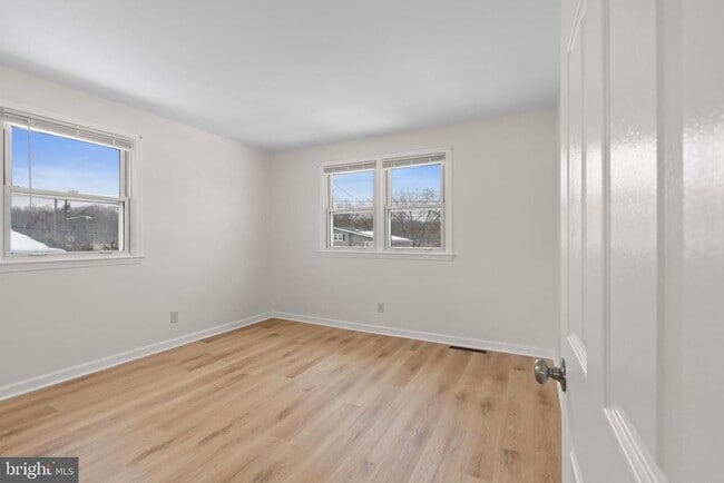 Building Photo - 154 Valleybrook Rd E