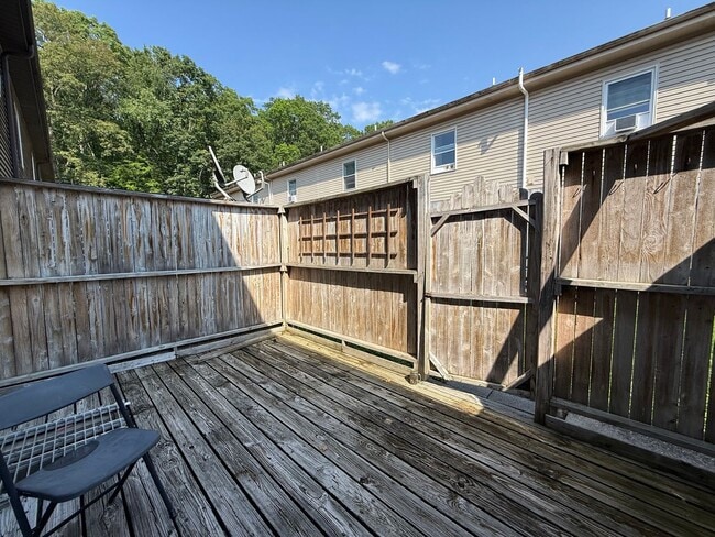 Building Photo - 3 Bedroom Townhome in Woods Edge!