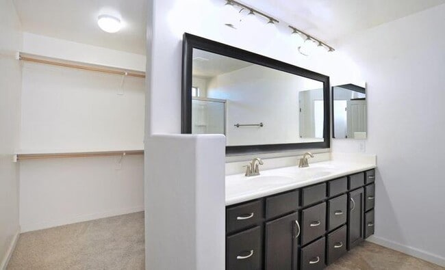 Building Photo - Amazing 2-Story Home