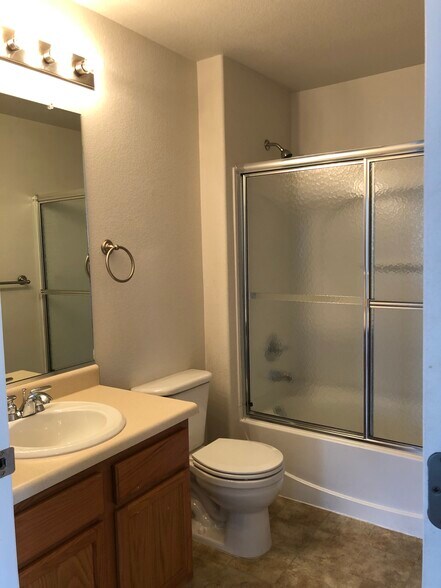 Guest bath - 3752 Ponderosa Ct