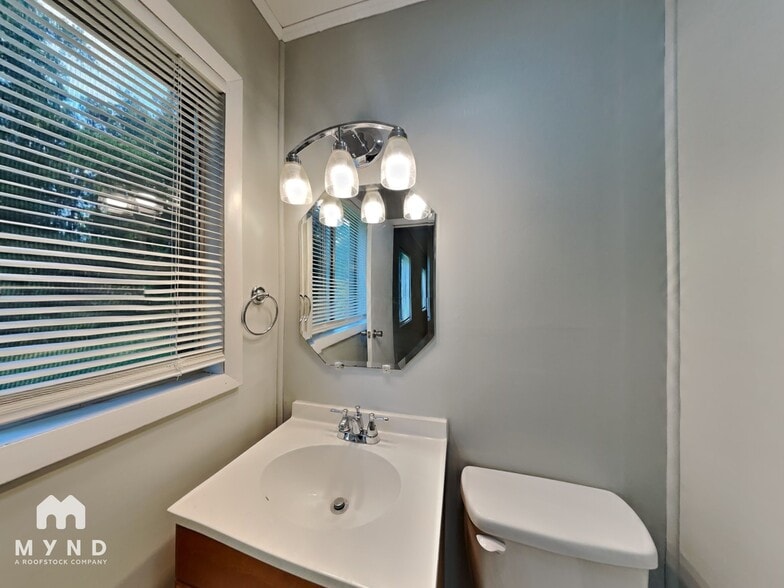 Building Photo - 2225 Lisa Ann Dr