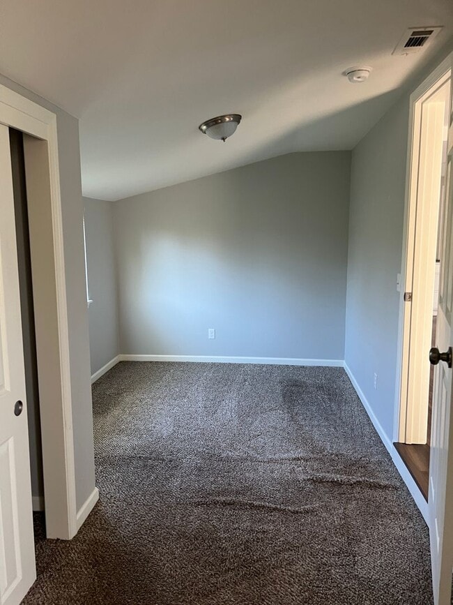 Building Photo - 2 bedroom, 1 bathroom home located in the ...