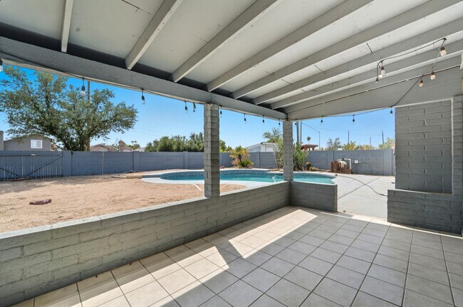 Building Photo - Beautiful Glendale Home With Pool!