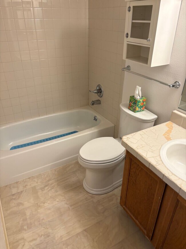 Building Photo - 1 Bed 1 Bath Condo With Large Covered Balcony & Community Pool.