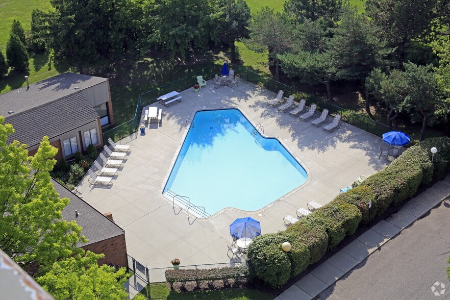 Parkview Tower Apartments 27200 Parkview Blvd Warren MI 48092