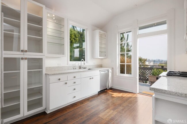 Building Photo - 2109 Bush St