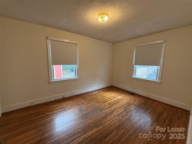 Building Photo - 730 E Iredell Ave