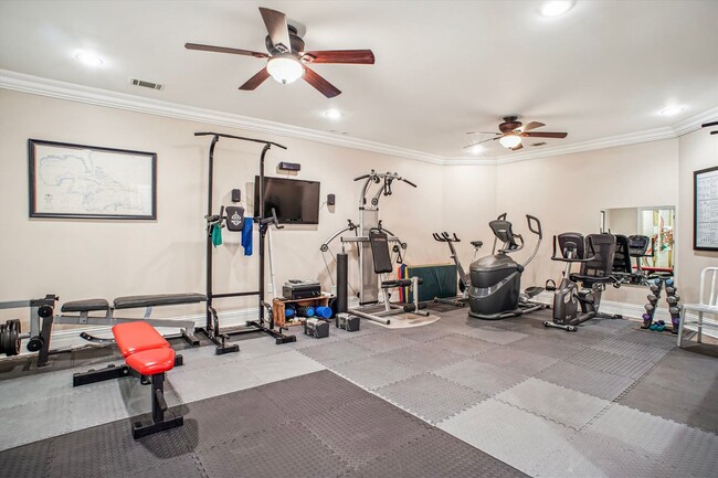 Building Photo - Stunning and Spacious Single Family Home S...