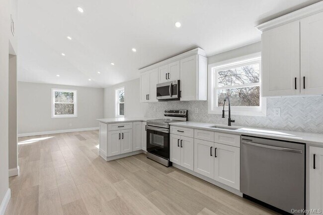 Building Photo - 452 Montauk Hwy