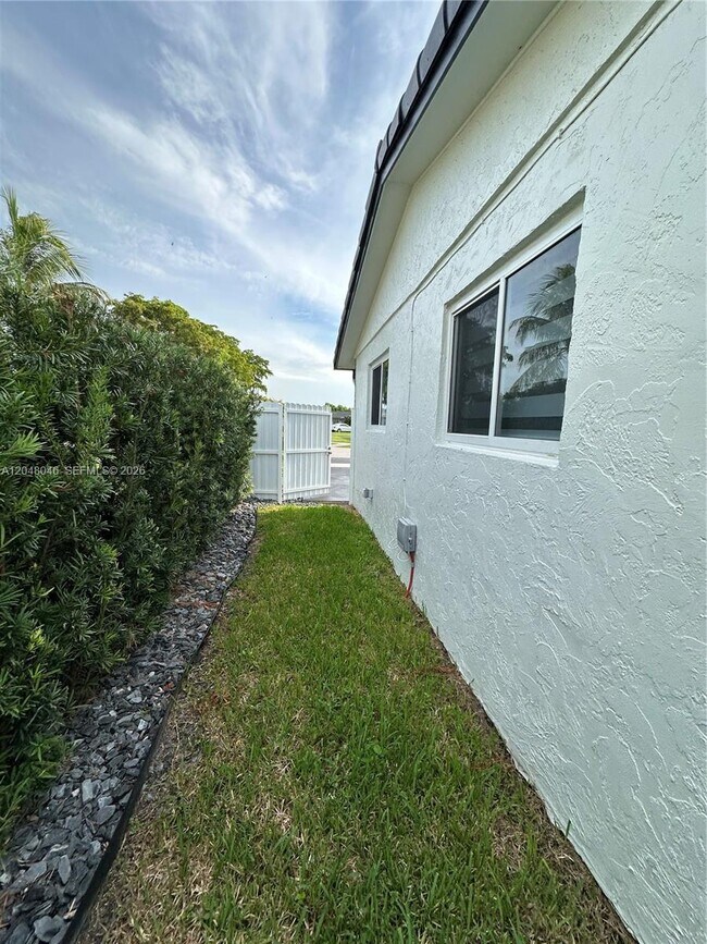 Building Photo - 10790 SW 66th Dr