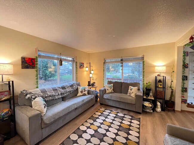 Building Photo - Beautiful 3 Bed, 2.5 Bath House in Central...