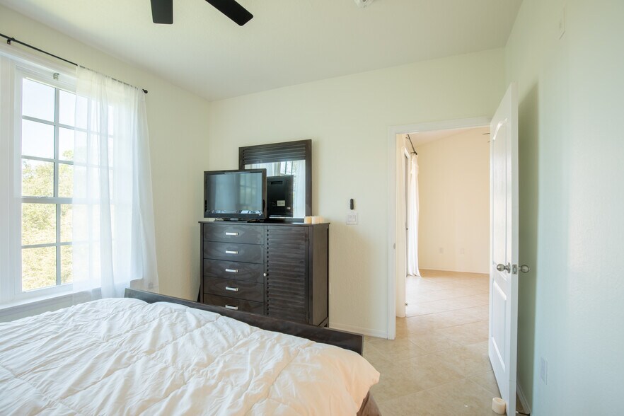 Building Photo - 4106 Central Sarasota Pky