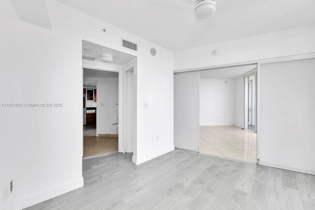 Building Photo - 1750 N Bayshore Dr