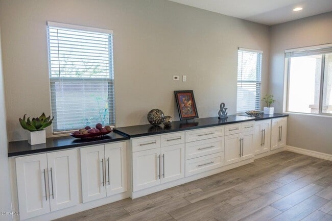 Building Photo - Gorgeous 4 Bed + den Single Level Home in gated community in North Peoria with RV Gate / BBQ!!