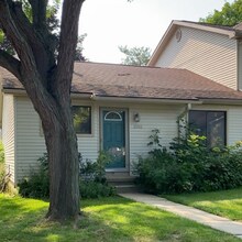 Building Photo - 2052 Blue Lac Dr
